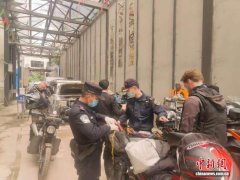 西藏樟木口岸迎来2026年首批外国自驾团 边检高效